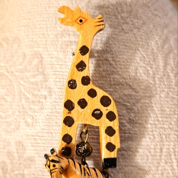 Vtg Handmade Carved Wood African Animal Brooch Pin P1P17 - Picture 2 of 9